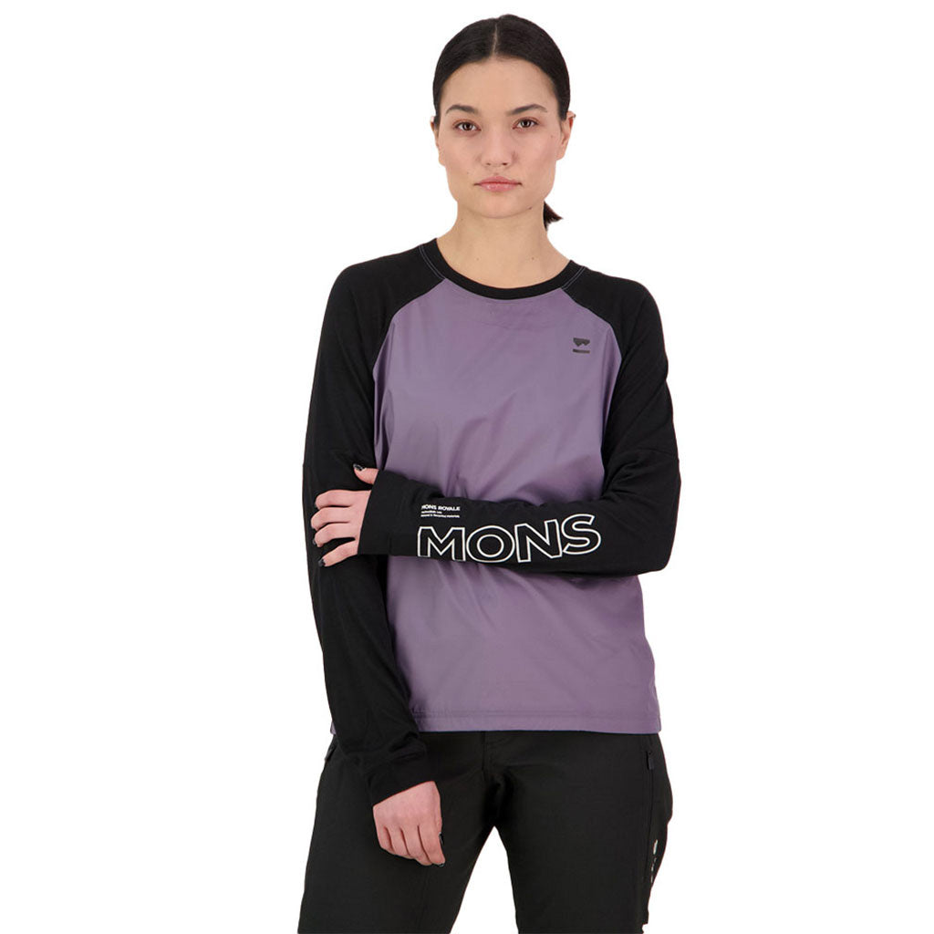 En T-Shirt, Tarn Merino Shift Wind Jersey i farven Shark / sort set forfra
