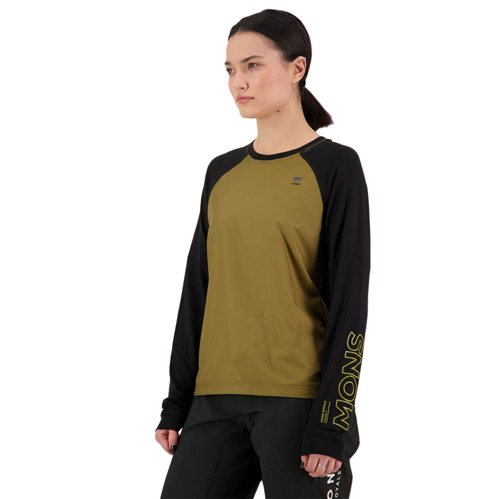 En T-Shirt, Tarn Merino Shift Wind Jersey i farven Lichen / sort set fra en skrå vinkel