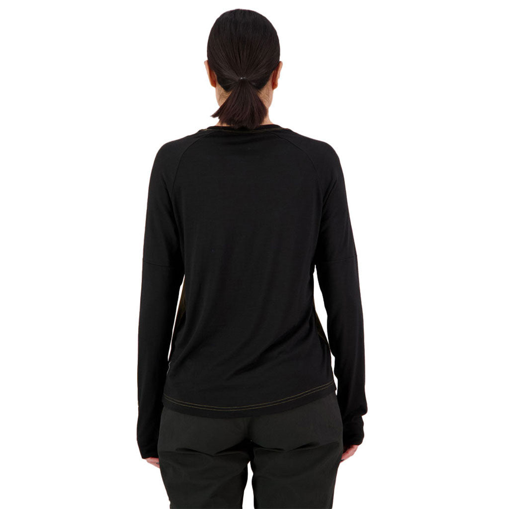En T-Shirt, Tarn Merino Shift Wind Jersey i farven Lichen / sort set bagfra