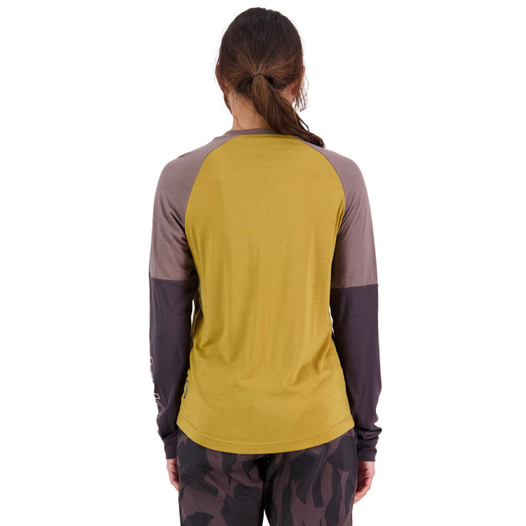 En Langærmet T-shirt, Tarn Merino Shift Wind Jersey i farven Cumin Dust set bagfra
