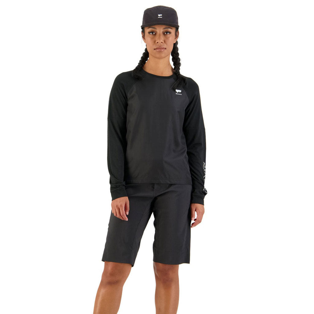 En T-Shirt, Tarn Merino Shift Wind Jersey i farven sort set forfra