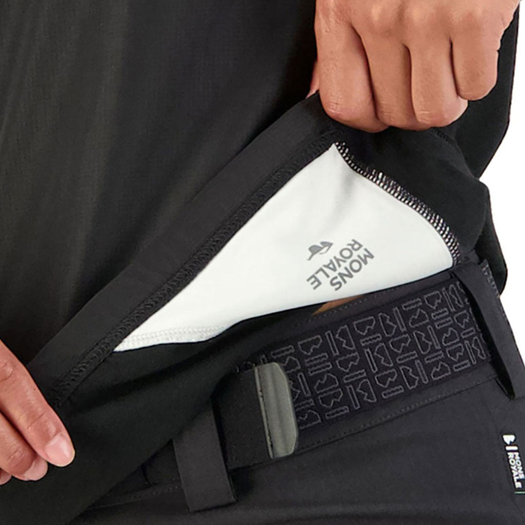 En T-Shirt, Tarn Merino Shift Wind Jersey i farven sort detalje