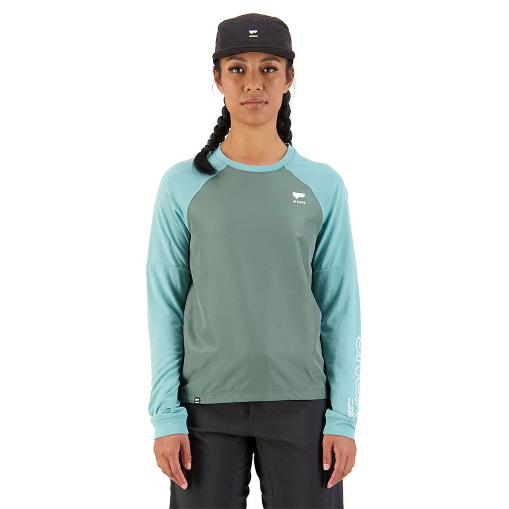 En T-Shirt, Tarn Merino Shift Wind Jersey i farven Sage / Burnt Sage set forfra