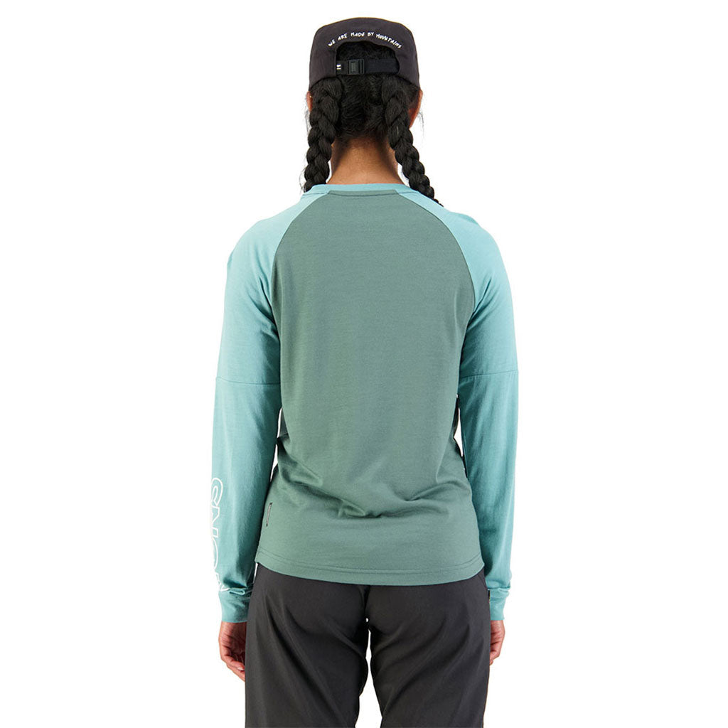 En T-Shirt, Tarn Merino Shift Wind Jersey i farven Sage / Burnt Sage set bagfra