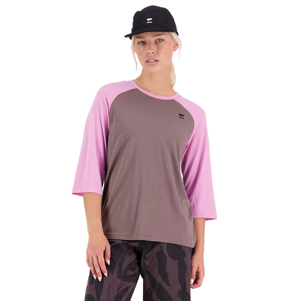 En Langærmet T-shirt, Tarn Merino Shift Raglan 3/4 i farven Pop Pink / Iron set forfra