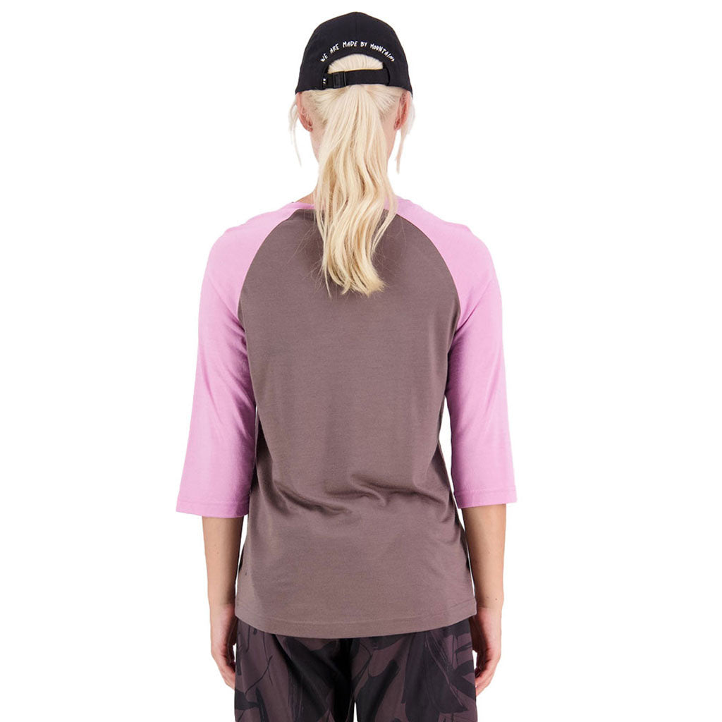 En Langærmet T-shirt, Tarn Merino Shift Raglan 3/4 i farven Pop Pink / Iron set bagfra