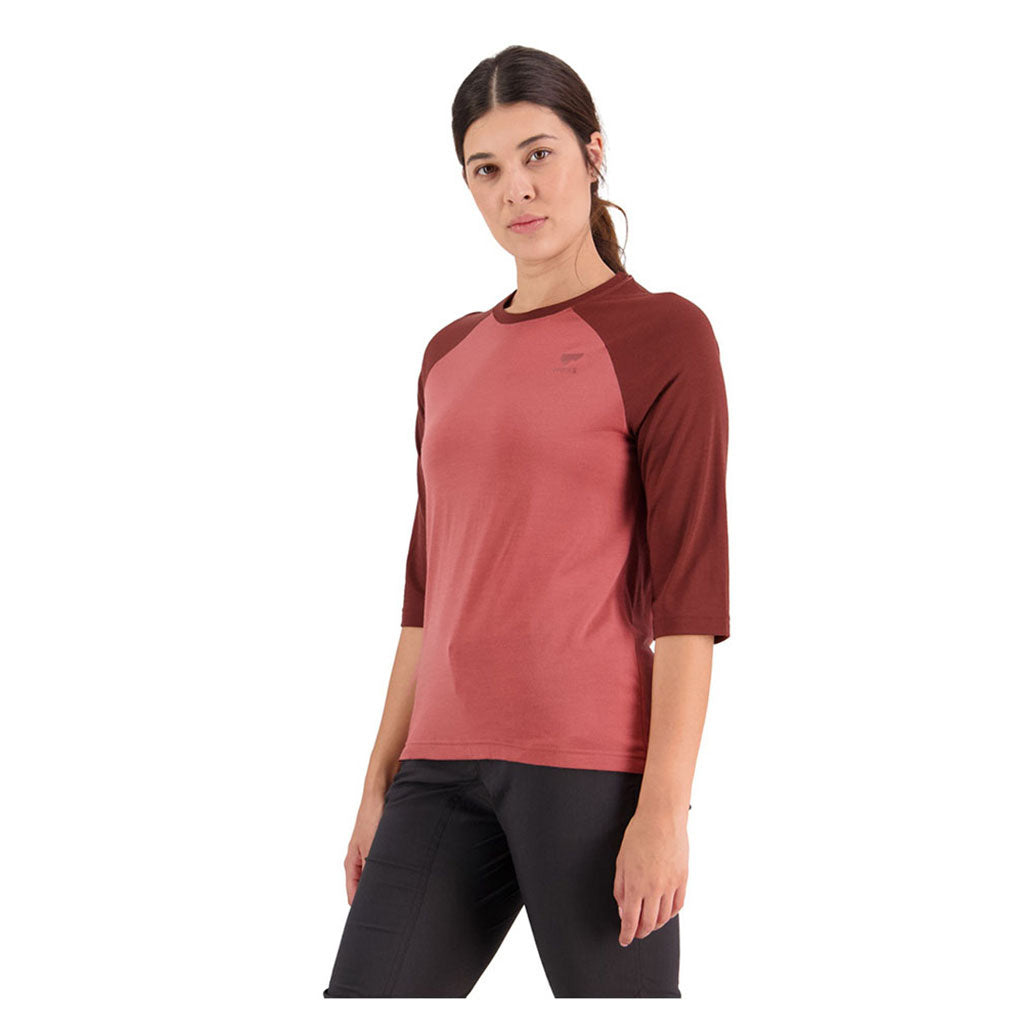 En Langærmet T-shirt, Tarn Merino Shift Raglan 3/4 i farven Slow Bake skæv vinkel