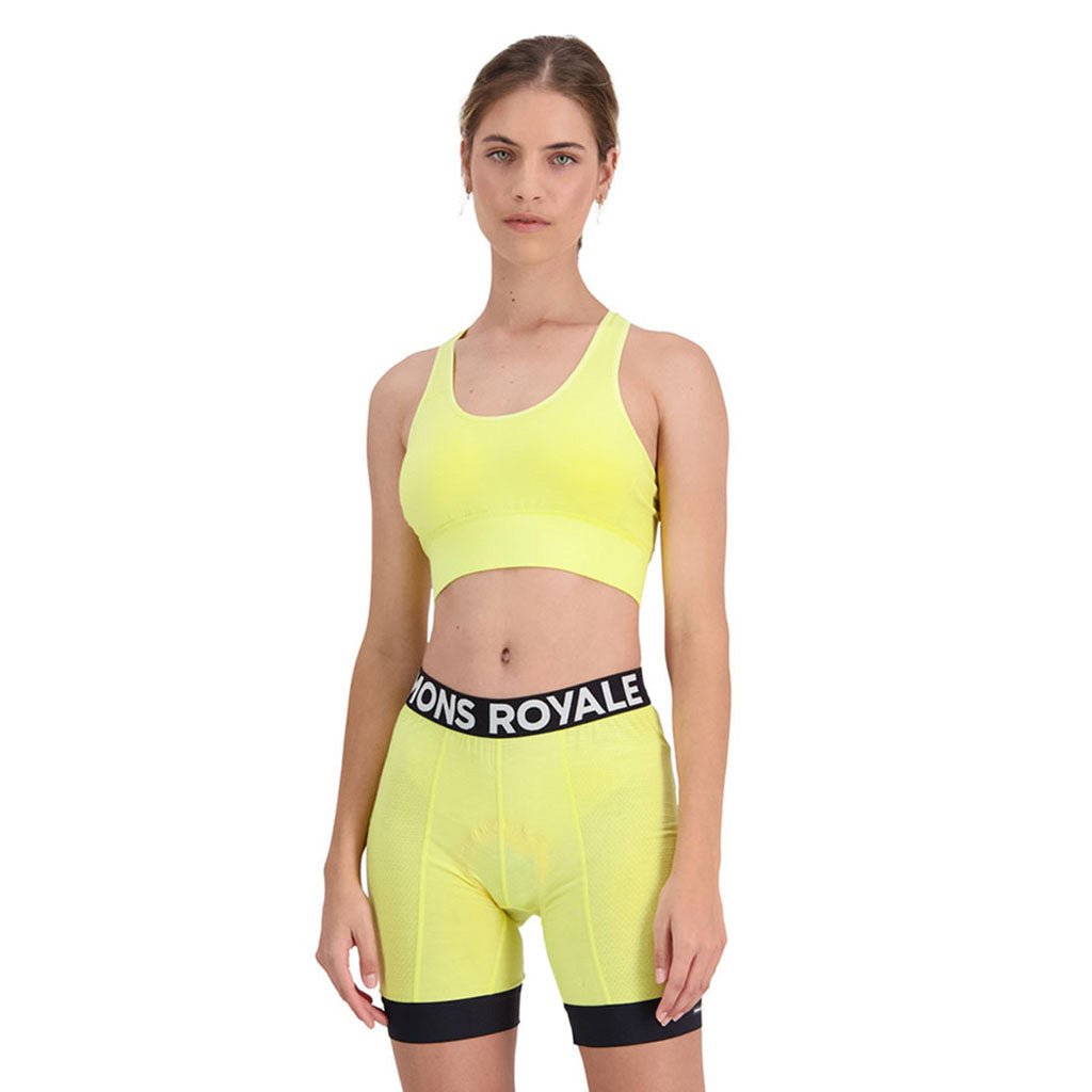 En Sports BH, Stratos Merino Shift i farven Lemonade set forfra på afstand