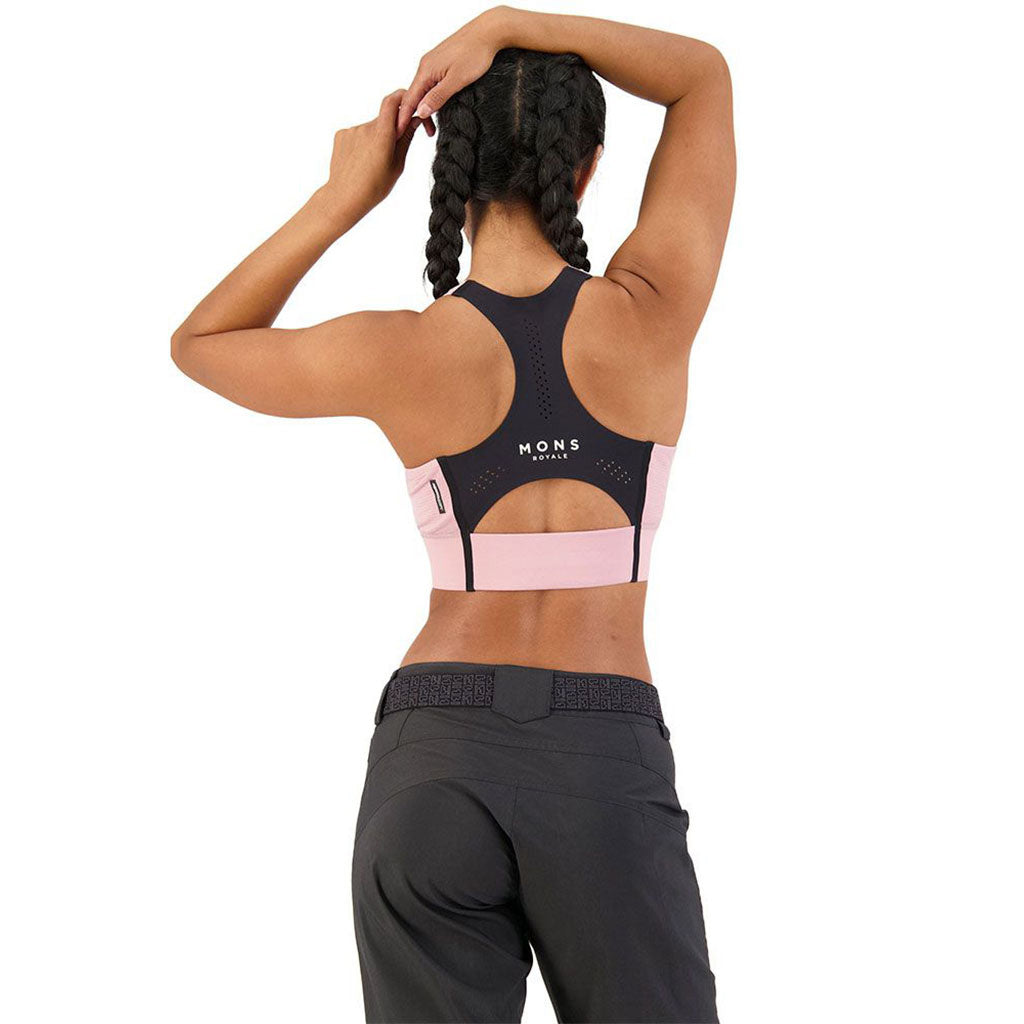 En Sport BH, Stratos Merino Shift i farven Candy set bagfra