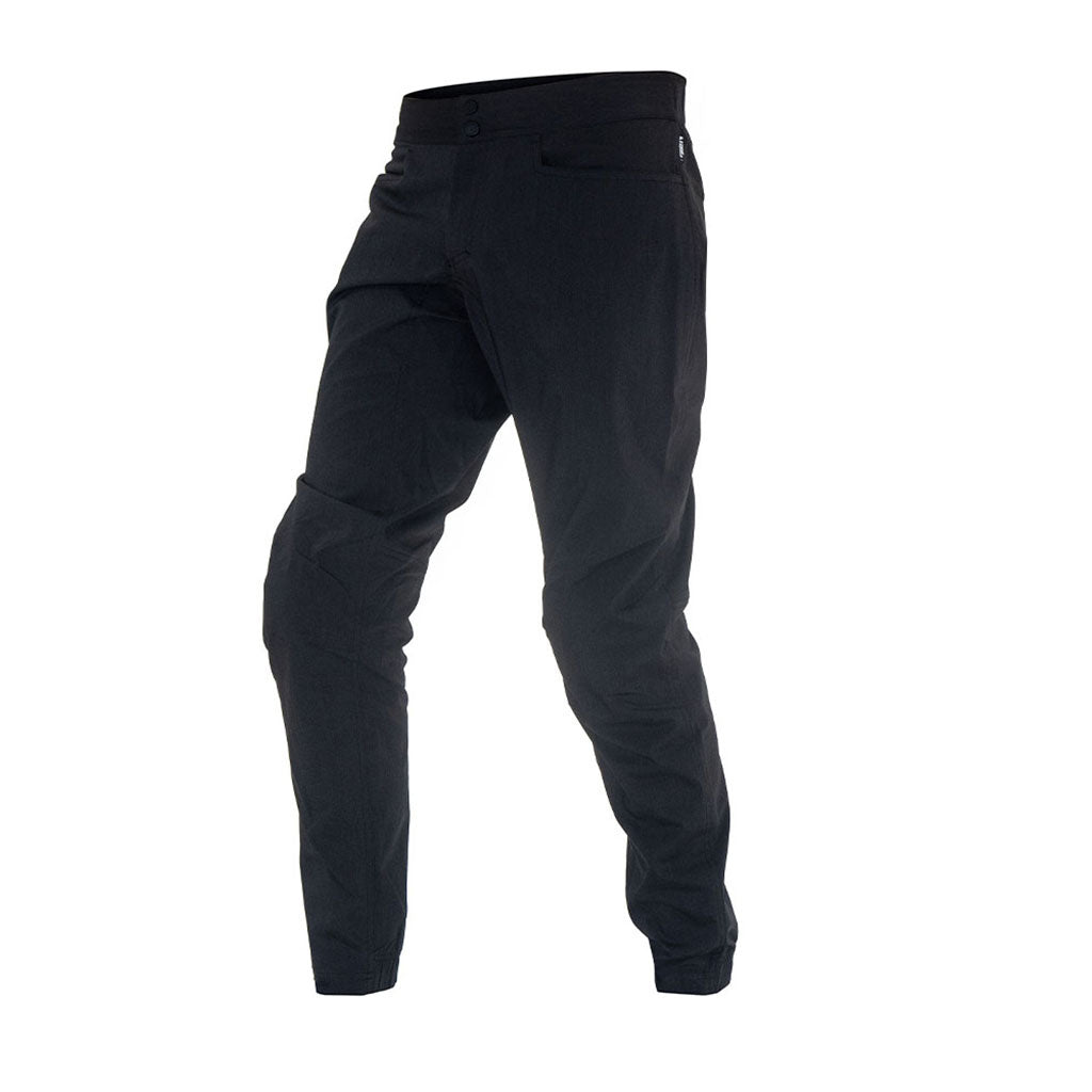 Virage MTB Bukser i farven sort set fra en skrå vinkel