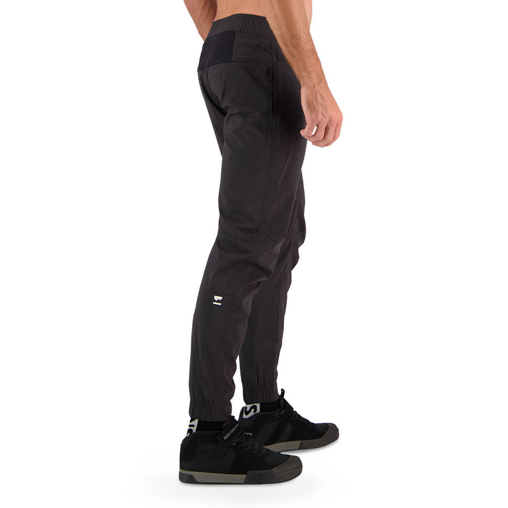 Virage MTB Bukser i farven sort set fra en skrå vinkel