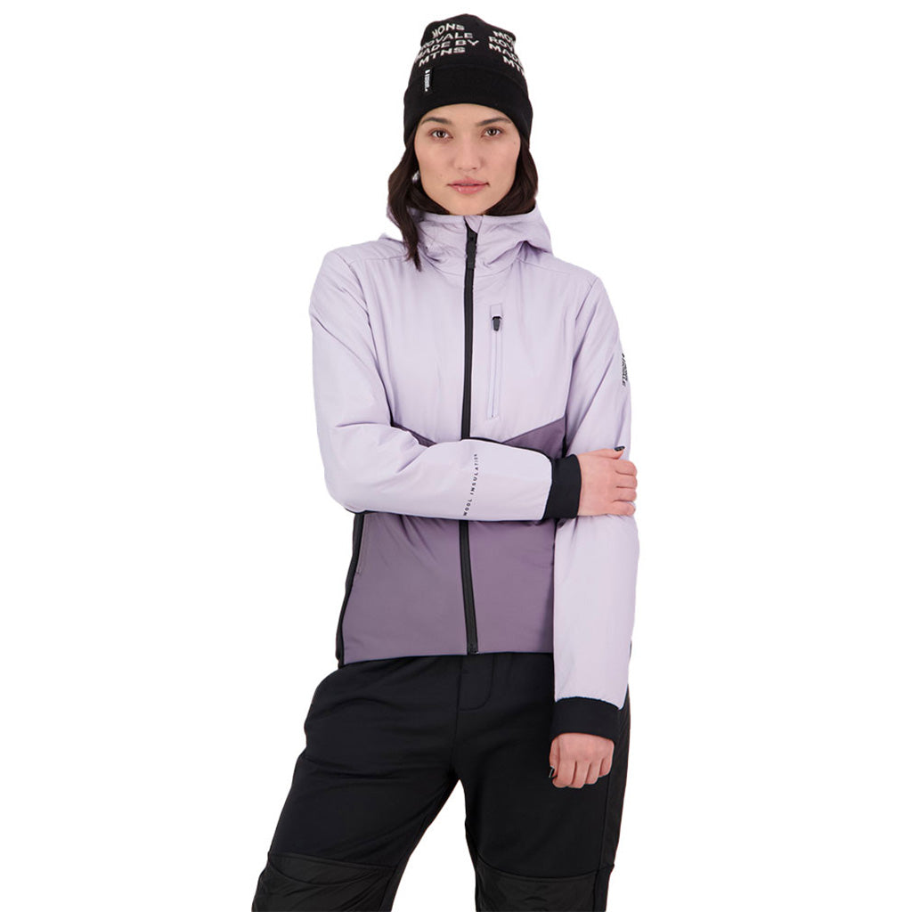 En Jakke, Arete Wool Insulation Hood i farven Thistle Cloud set forfra