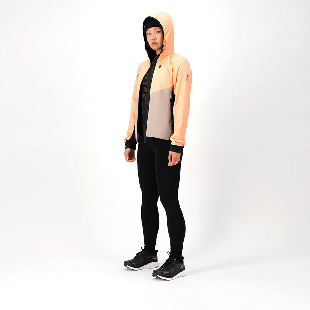 Arete Wool Insulation Hood Midlayer i farven Melon / Taupe / sort set fra en skrå vinkel