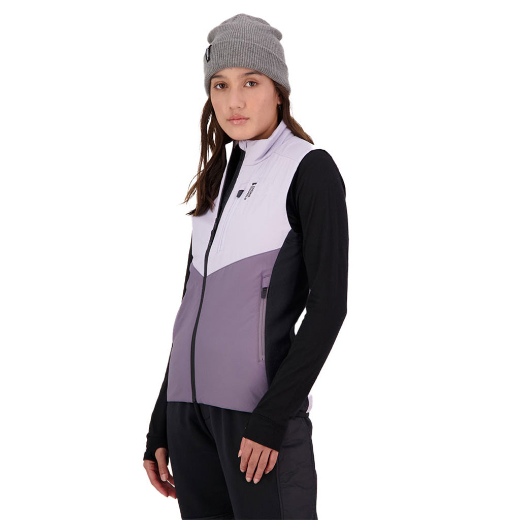 En Vest, Arete Wool Insulation i farven Thistle Cloud skrå vinkel