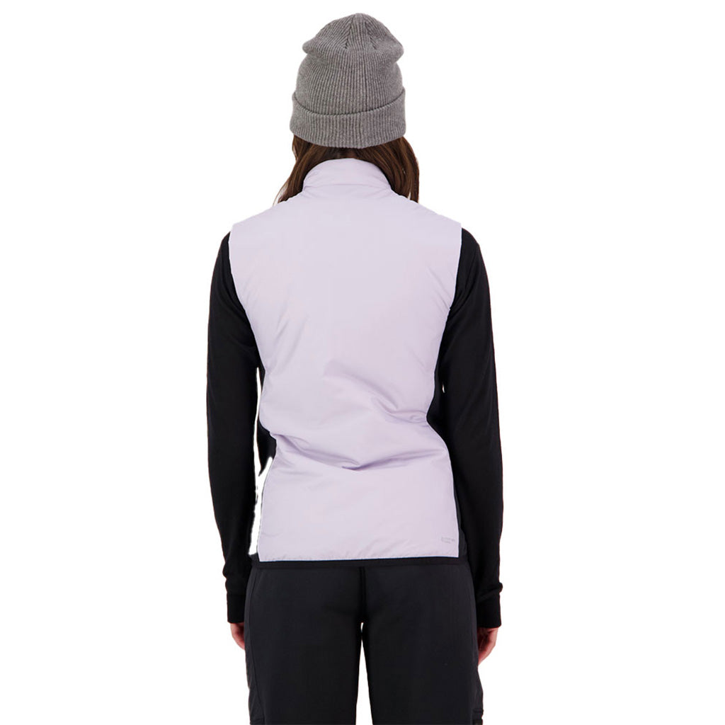 En Vest, Arete Wool Insulation i farven Thistle Cloud set bagfra