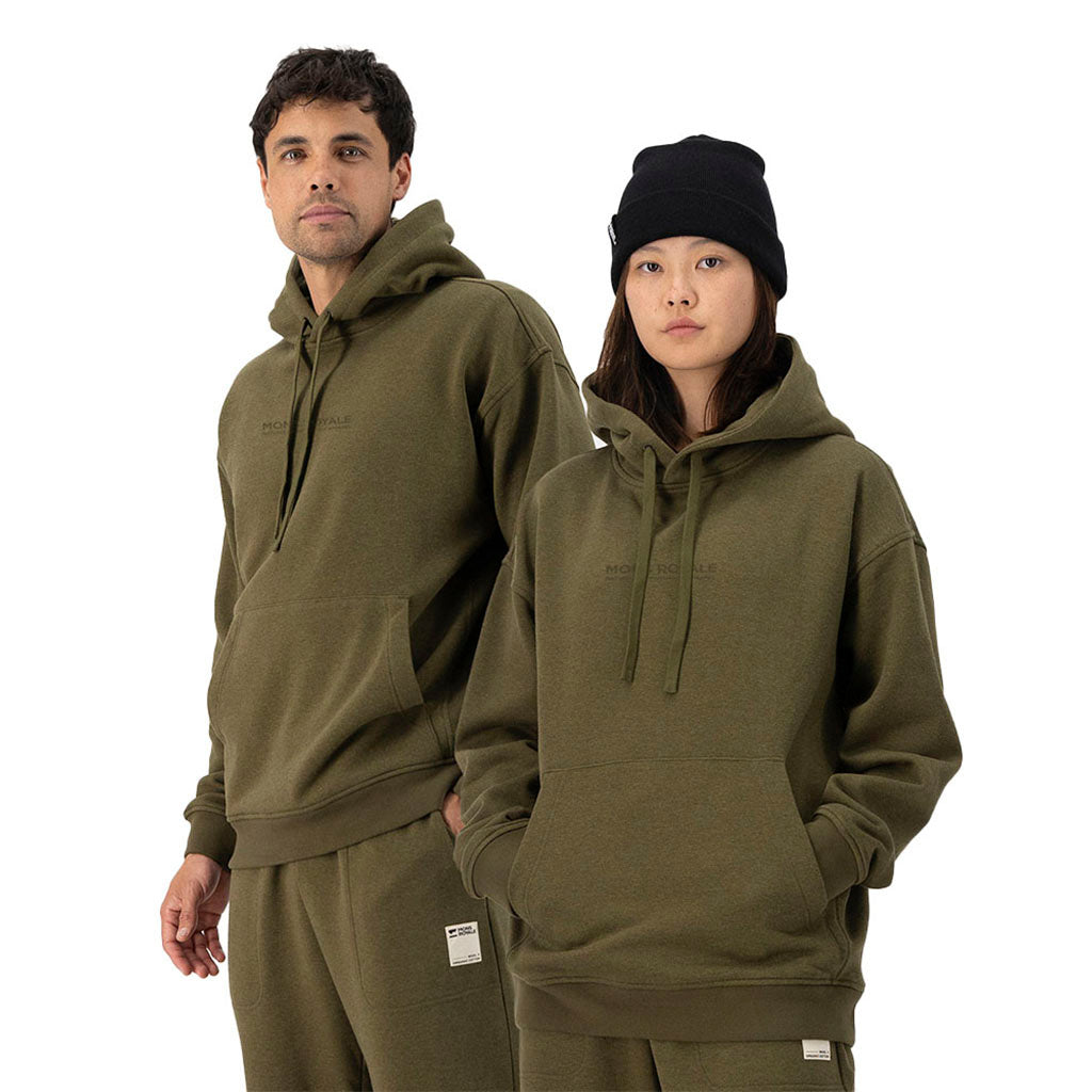 En Hoodie, Verdant Merino Cotton i farven Dark Olive set forfra på mand og kvinde der står side om side