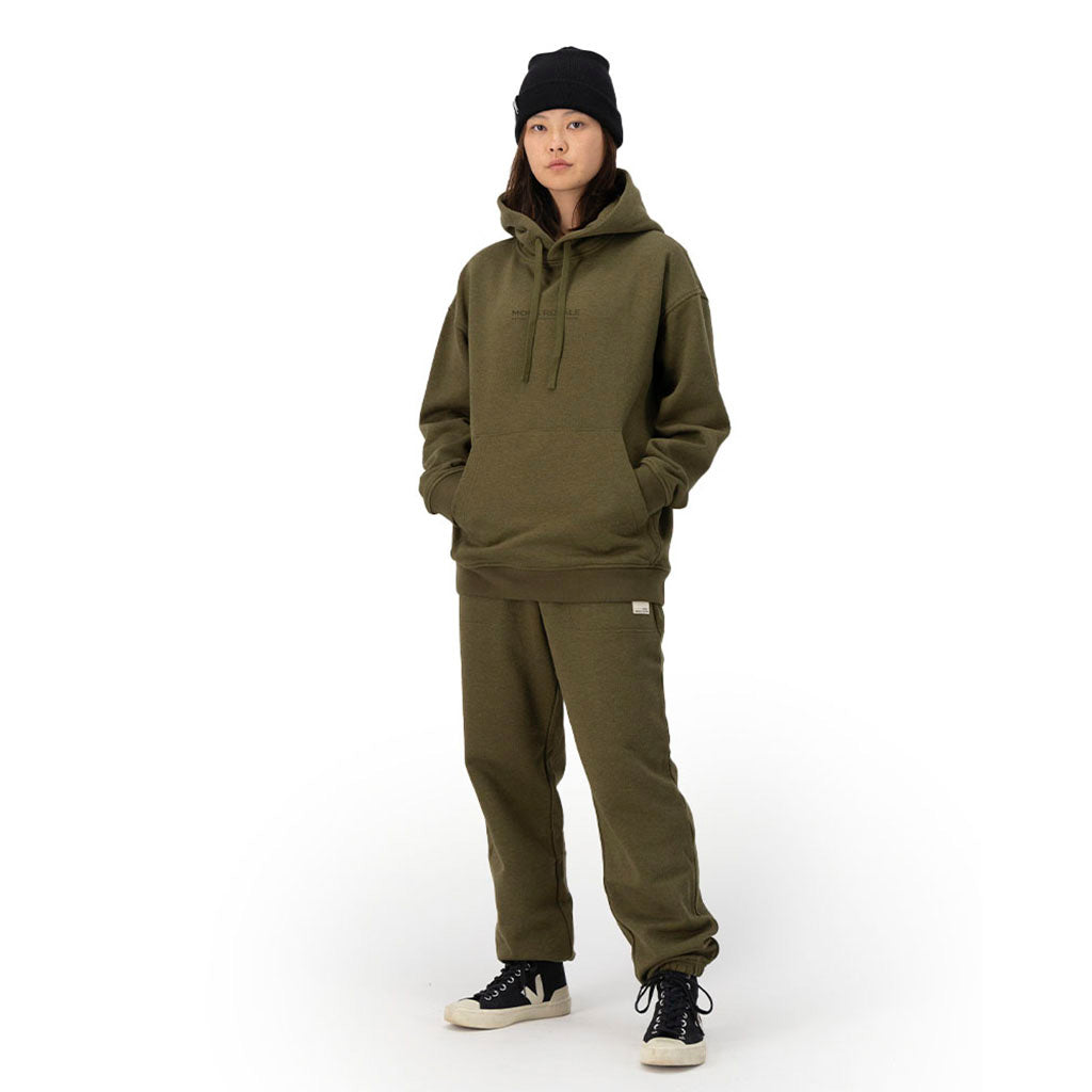 En Hoodie, Verdant Merino Cotton i farven Dark Olive set forfra på afstand