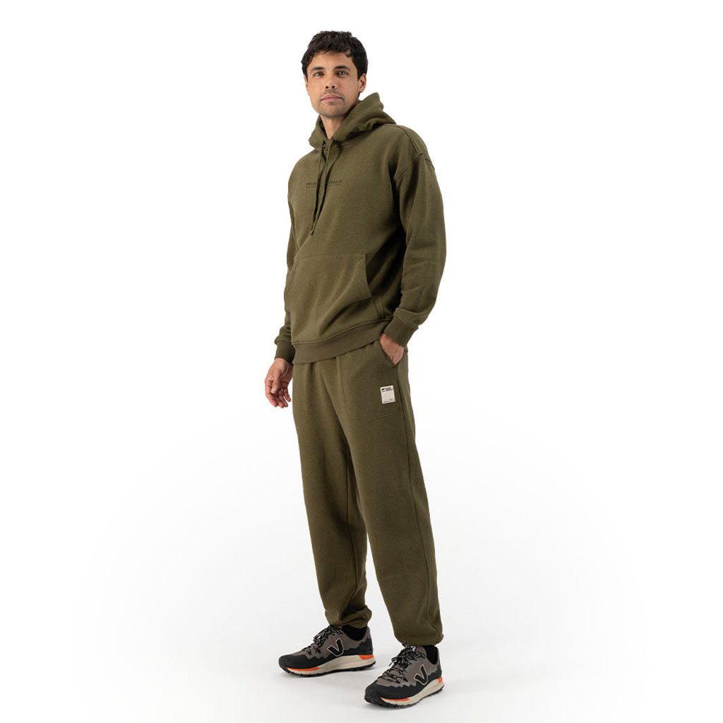 En Hoodie, Verdant Merino Cotton i farven Dark Olive set forfra på mand