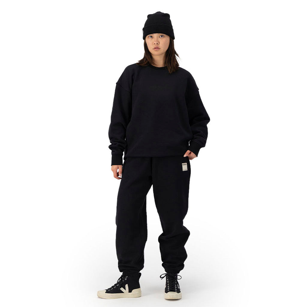 En Sweatshirt, Verdant Merino Cotton Crew i farven sort set forfra på afstand