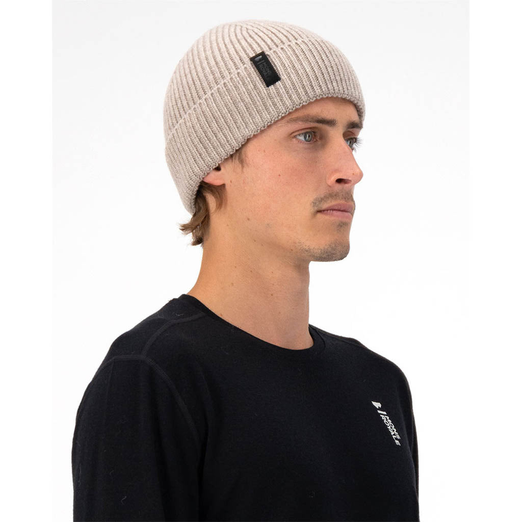 En Beanie, Fjord i farven Taupe set fra venstre side