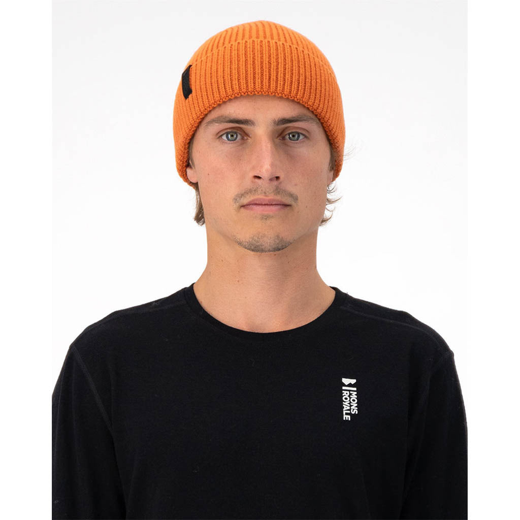 En Beanie, Fjord i farven Orange set forfra