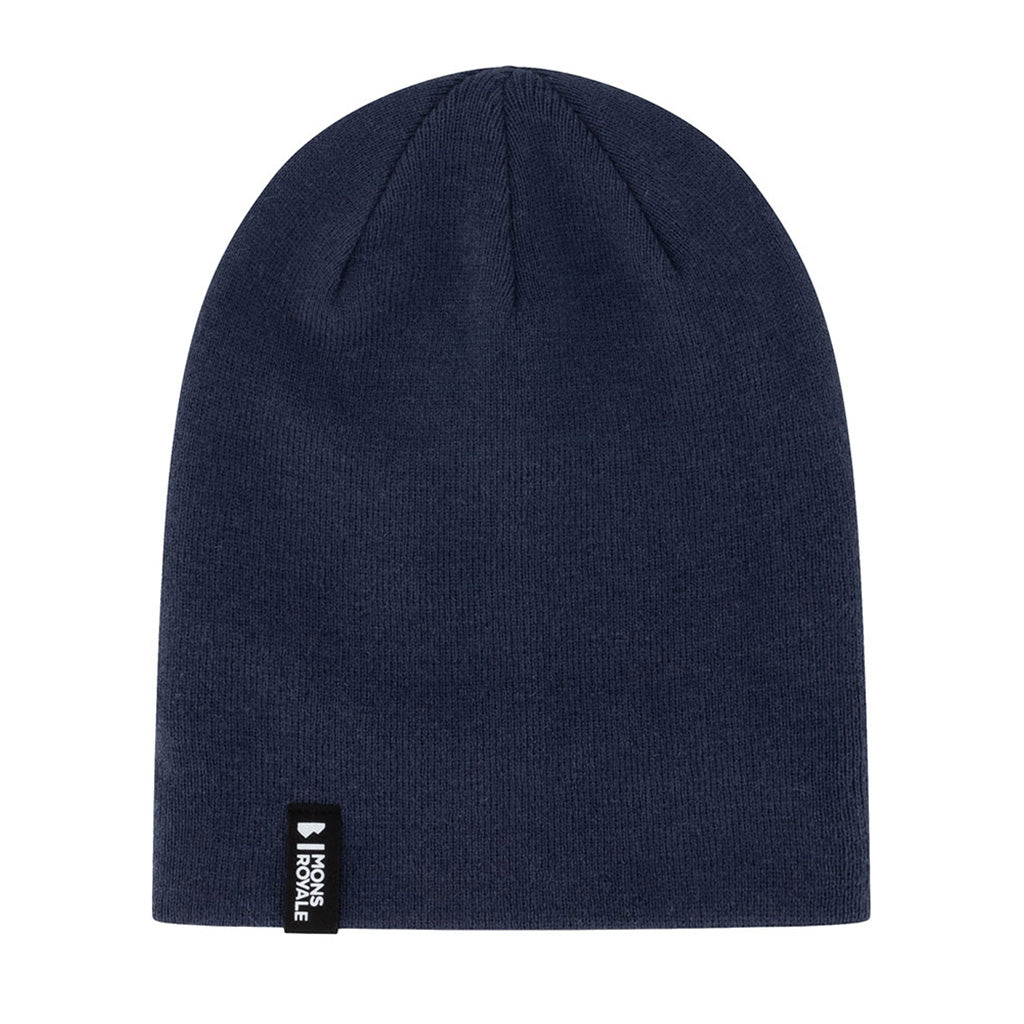 En Beanie, McCloud i farven Midnight set forfra