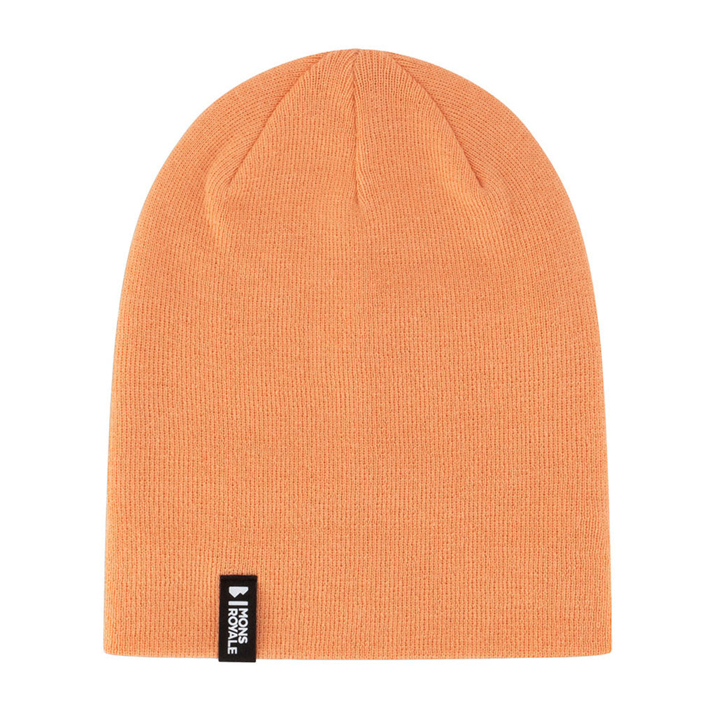 En Beanie, McCloud i farven Punch set fladt liggende
