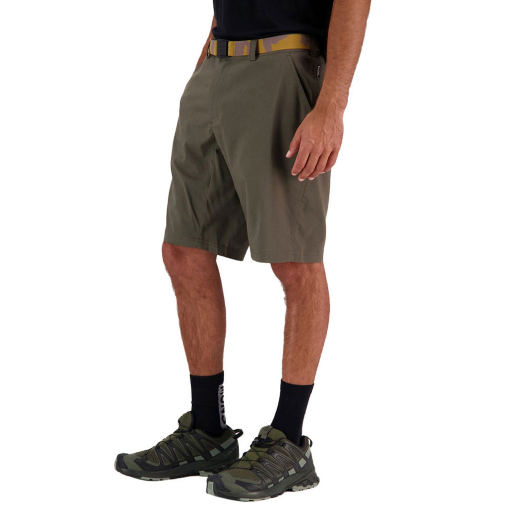 Drift 2.0 Shorts i farven Olive Night set fra en skrå vinkel