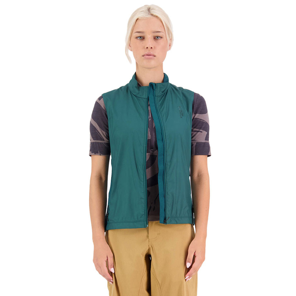 En MTB jakke, rødwood Wind i farven Evergrøn set forfra