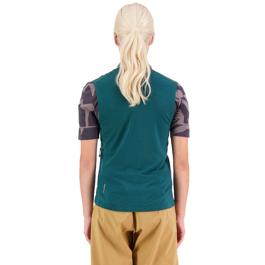 En MTB jakke, rødwood Wind i farven Evergrøn set bagfra