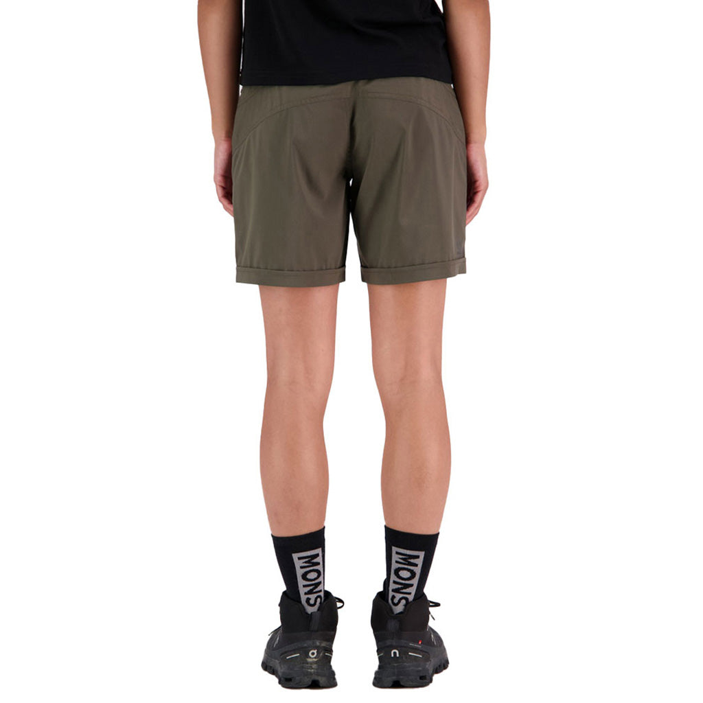 Drift 2.0 Shorts i farven Olive Night set bagfra