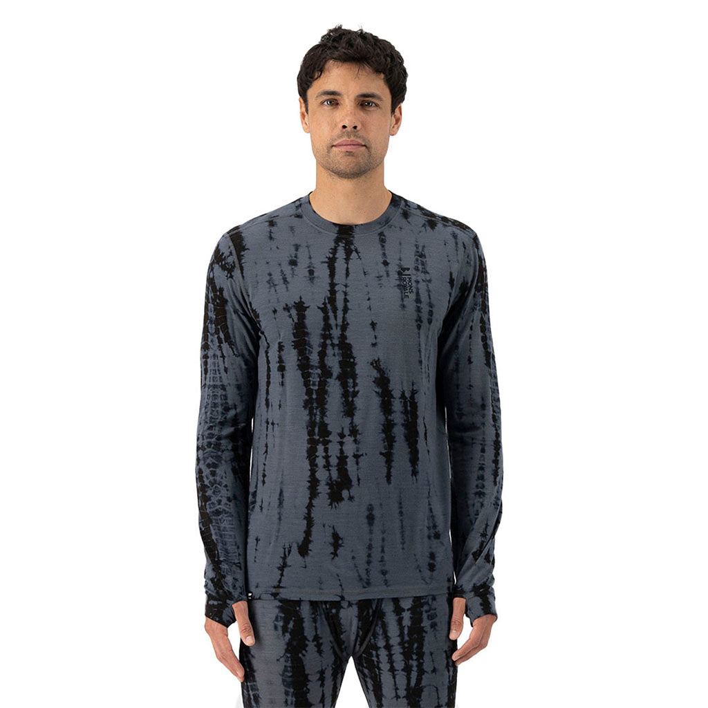 Skiundertøj, Cascade Merino Flex 200 LS Garment i farven Dgtd set på mand på afstand