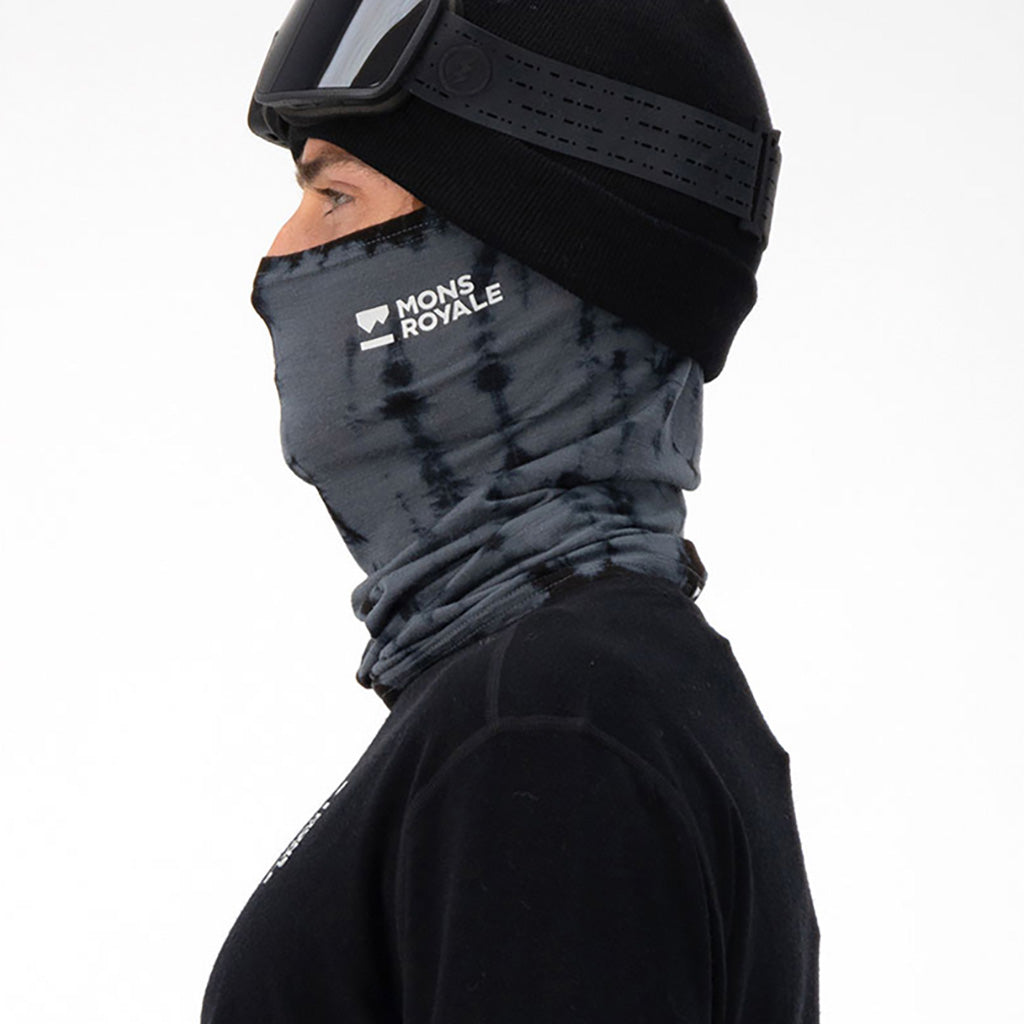 En Halsedisse, Daily Dose Merino Flex 200 i farven Gdgtd set fra siden på model