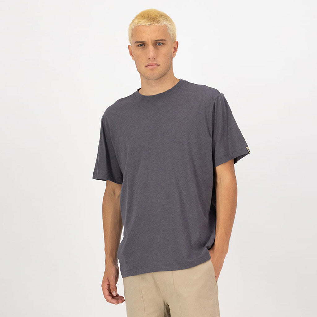 En T-Shirt, Yonder Merino Organic Cotton i farven sort set forfra på afstand