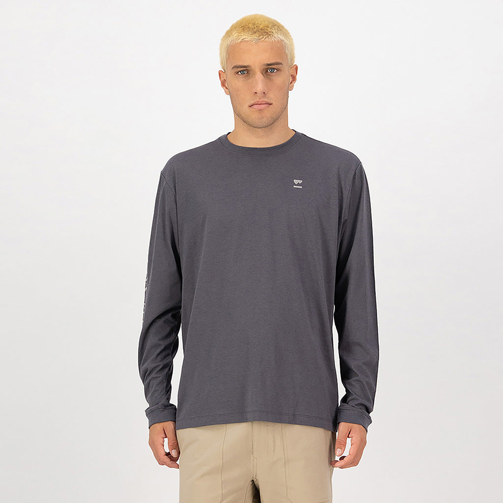 En Sweatshirt, M's Yonder Merino Organic Cotton Long Sleeve i farven sort set forfra på model