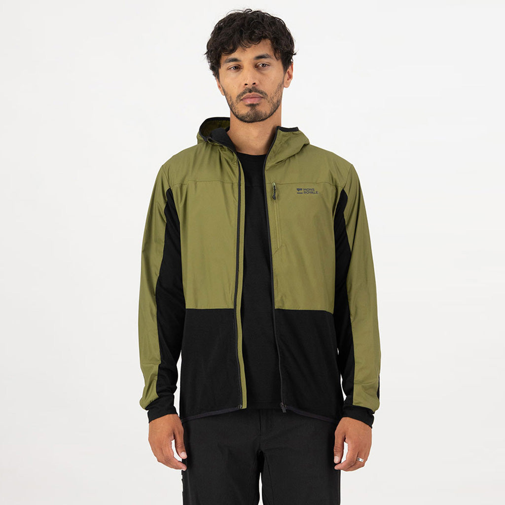 En Jakke, Diversion Merino Wind i farven Fern / sort set forfra på model