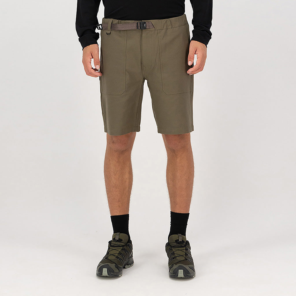 Mens Escapade Shorts i farven Dark Olive set forfra på model