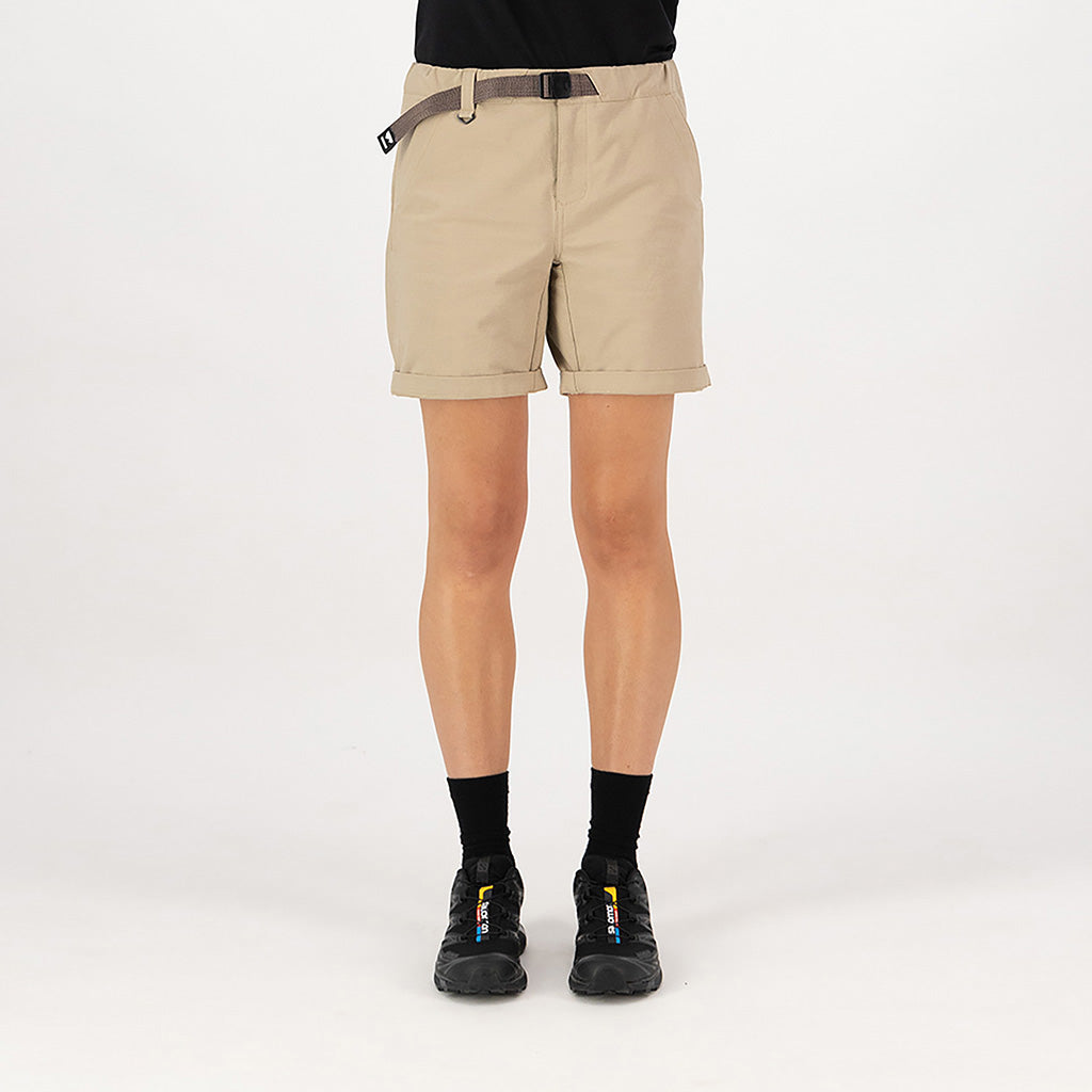 Womens Escapade Shorts i farven Birch set forfra på model