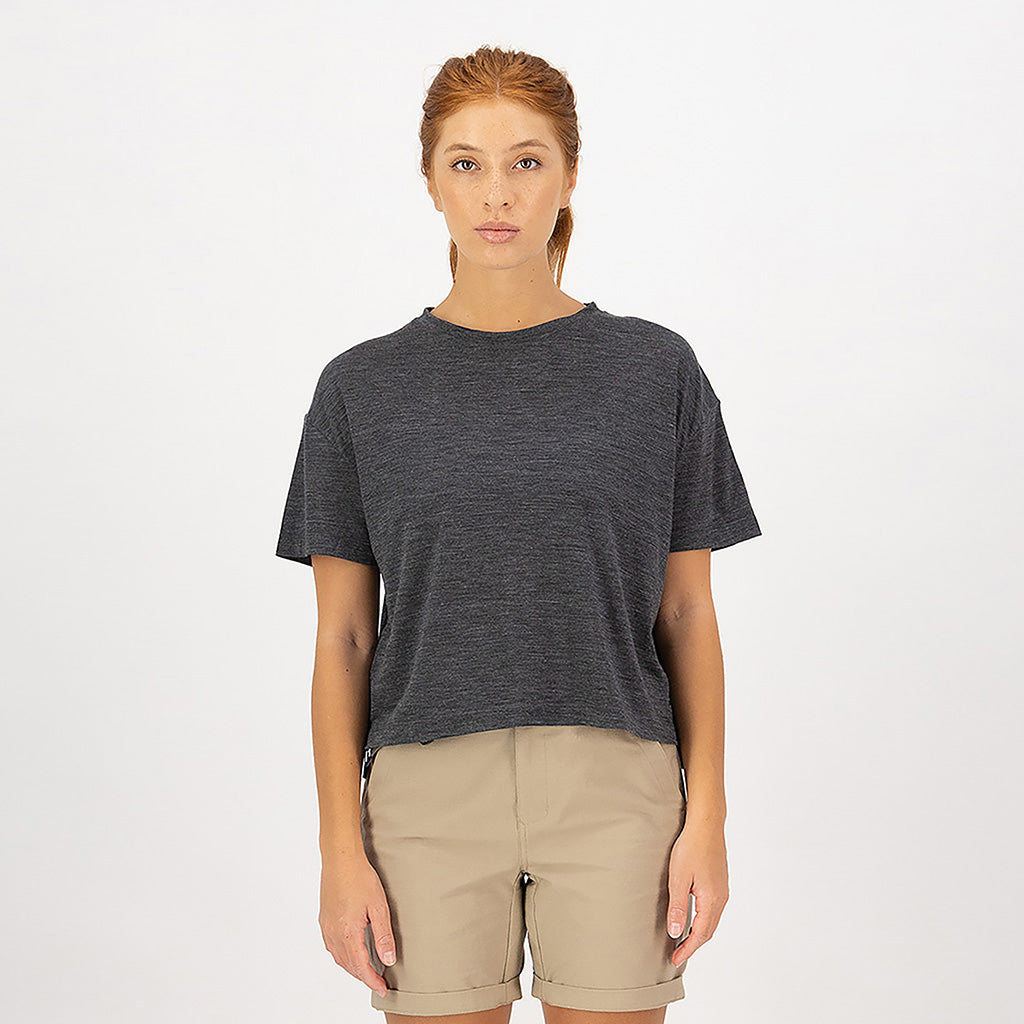 En T-Shirt, Womens Zephyr Merino Tencel™ Boxy i farven Smoke set forfra på model