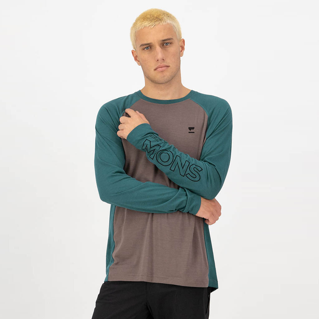 En Langærmet T-shirt, Tarn Merino Long Sleeve i farven Iron / Abyss set forfra