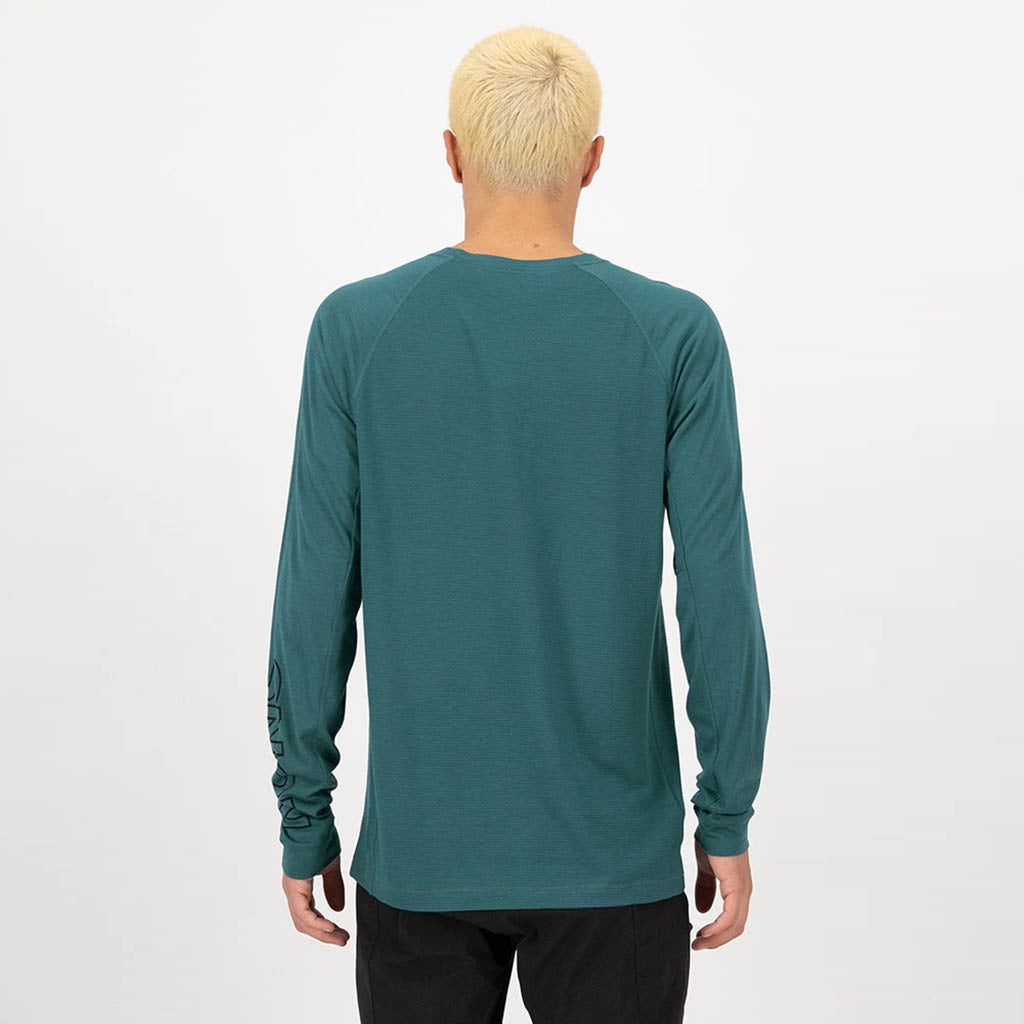 En Langærmet T-shirt, Tarn Merino Long Sleeve i farven Iron / Abyss set bagfra