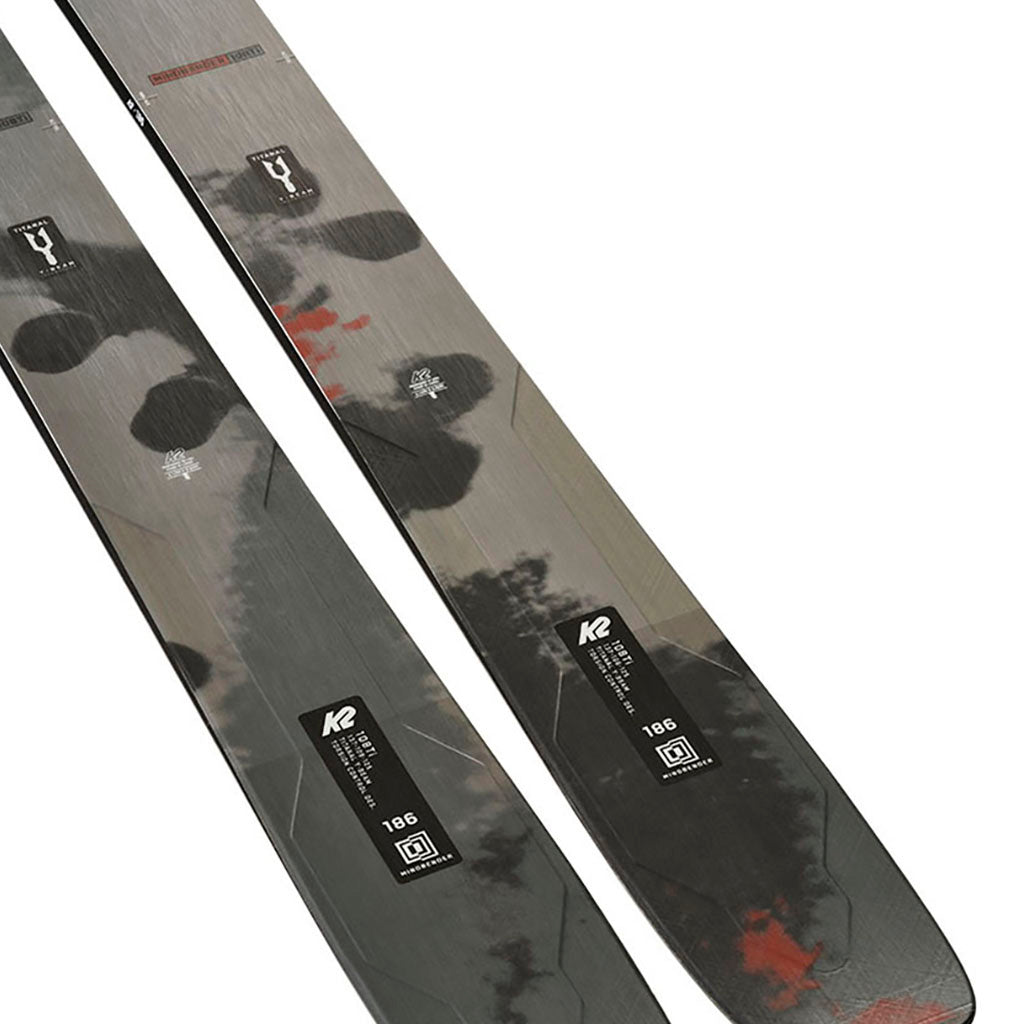 Mindbender 108TI Ski nærbillede af grafik