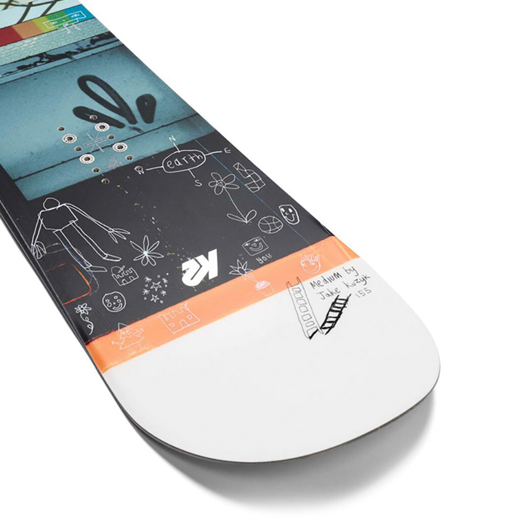 Medium - Twin Camber Snowboard set fra en skrå vinkel