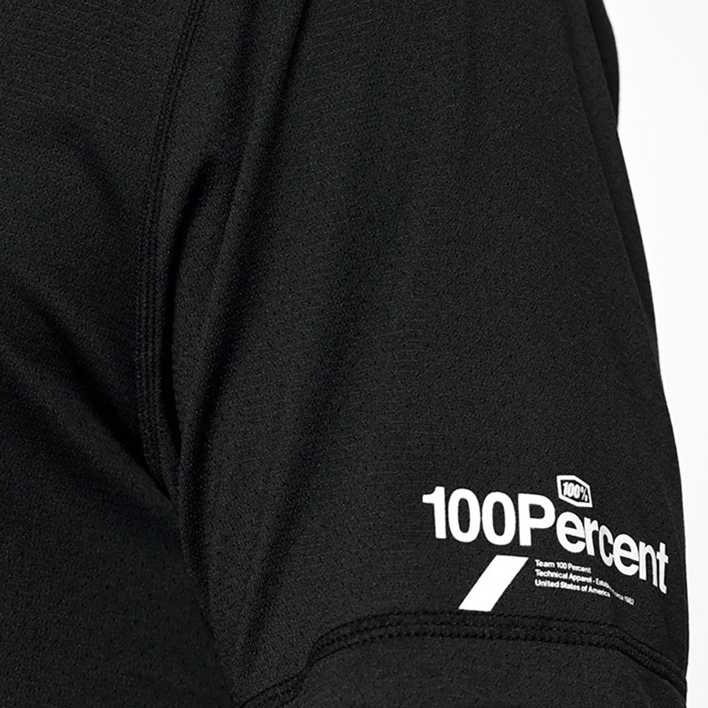 Mission Athletic Ss Tee i farven sort nærbillede af logo