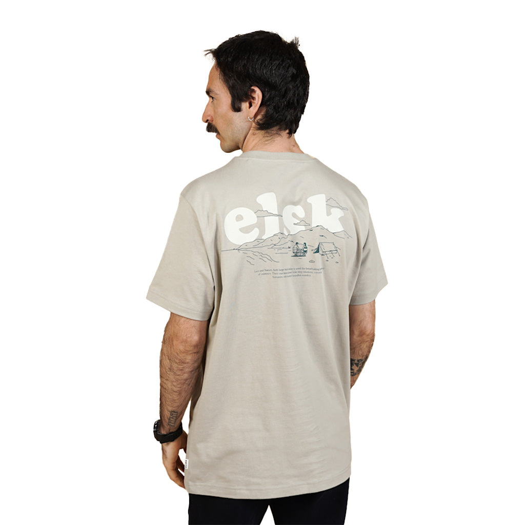 En T-Shirt, Horizon BP Brushed i farven SAND set bagfra