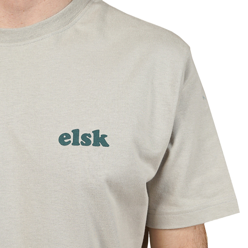 En T-Shirt, Horizon BP Brushed i farven SAND set forfra closeup