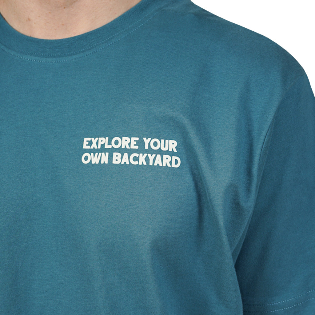 En T-Shirt, Explore BP Men's Brushed i farven blå nærbillede af tekst på t-shirten