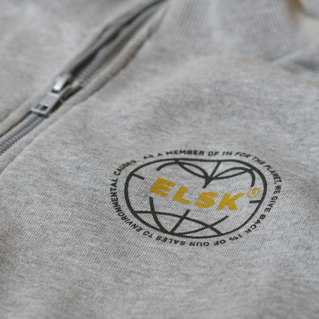 En Sweatshirt, Statement Globe CH Halfzip i farven grå detalje af grafik