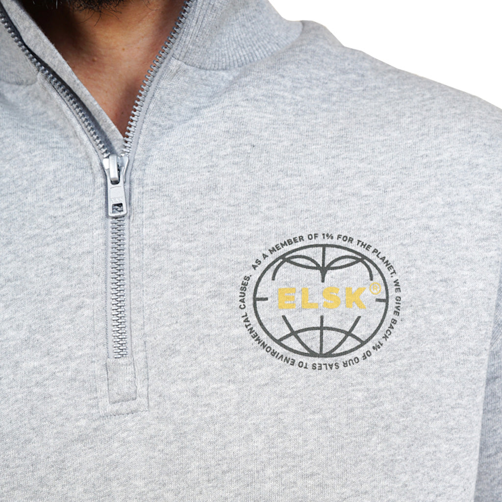 En Sweatshirt, Statement Globe CH Halfzip i farven grå set forfra closeup
