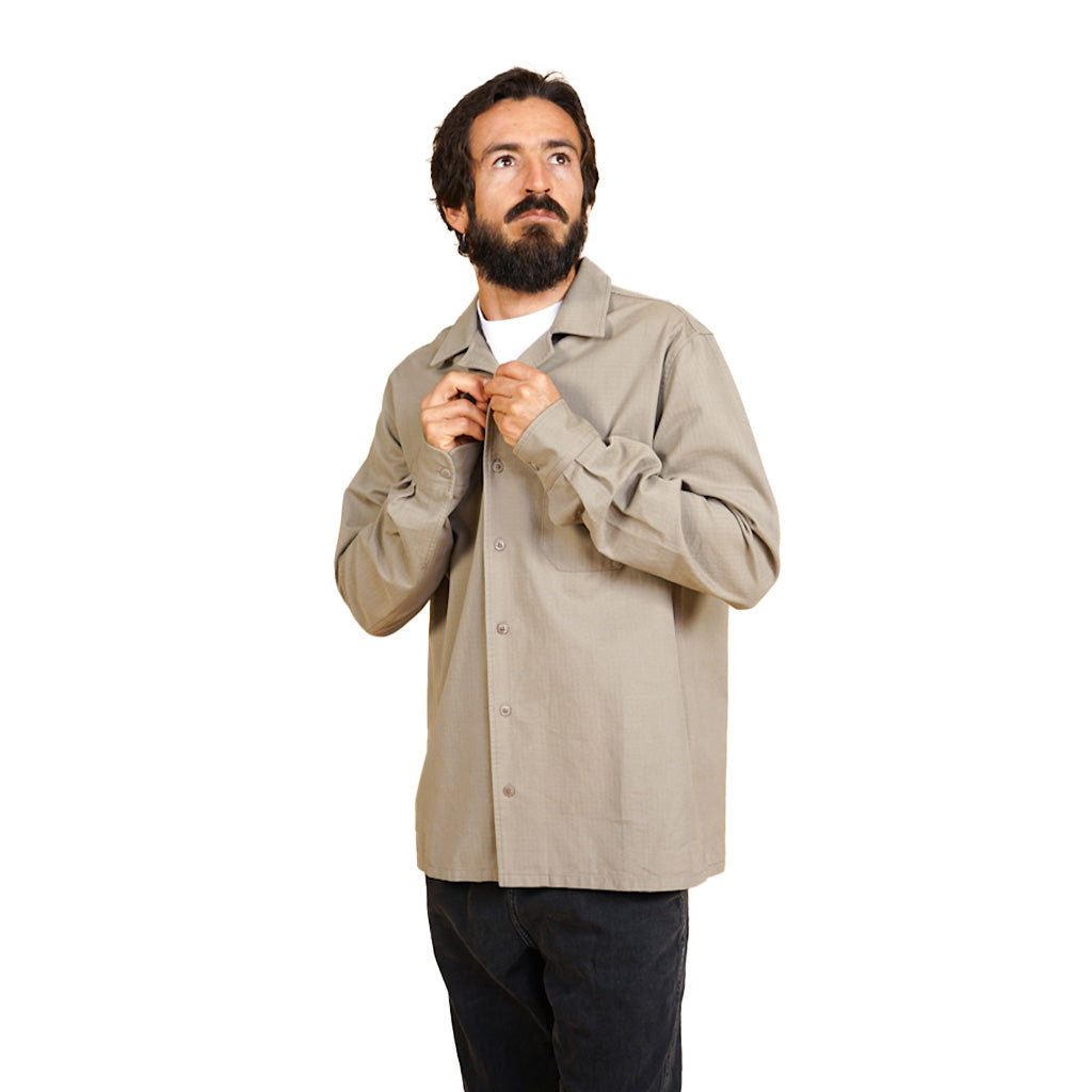 En Langærmet T-Shirt, Ripstop Men's Shirt i farven Beige set forfra på model